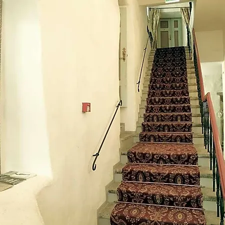 Cru Отель